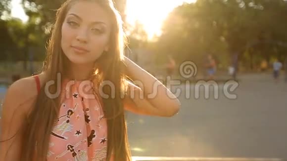 年轻女子通过滑板公园和调情走向镜头视频的预览图