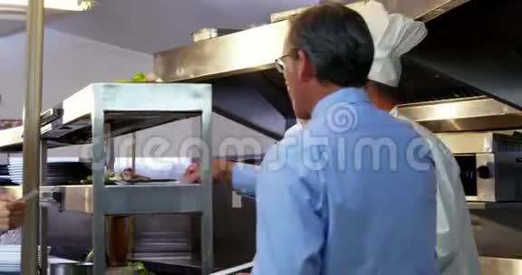服务员和厨师在说话视频的预览图