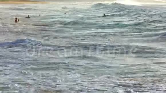 夏威夷瓦胡岛上一群不明身份的人在沙滩上打滚视频的预览图