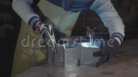 铁匠在他的车间缓慢地焊接钢和铁特写视频的预览图