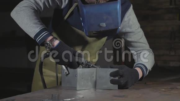 铁匠在他的车间缓慢地焊接钢和铁特写视频的预览图