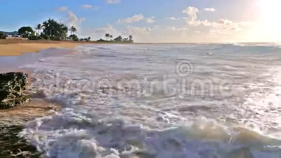 海浪在桑迪海滩与一个不明身份的人在瓦胡岛夏威夷视频的预览图