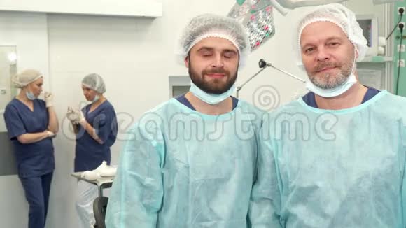 两位外科医生在手术室摆姿势视频的预览图