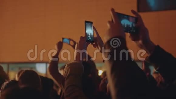 音乐会电影智能手机屏幕的观众视频的预览图