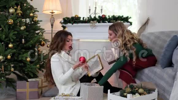 看圣诞装饰品的女孩圣诞树的装饰品玩具球女朋友都在准备视频的预览图