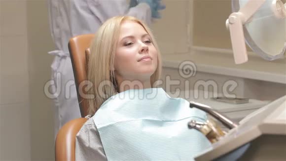 女人在牙医那里接受检查视频的预览图