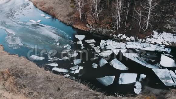 空中射击在冰毁的时候河上的巨大冰块视频的预览图