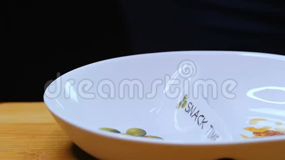 黑橄榄摆在白色的盘子里视频的预览图