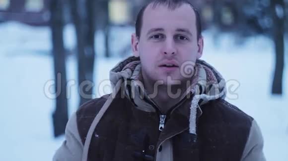在户外享受冬日的男人雪冬梦幸福快乐视频的预览图