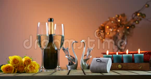 两杯香槟浪漫的夜晚订婚戒指结婚的提议视频的预览图