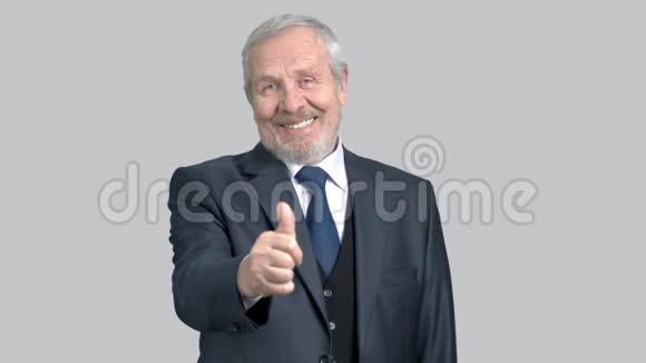 英俊的老商人竖起大拇指视频的预览图
