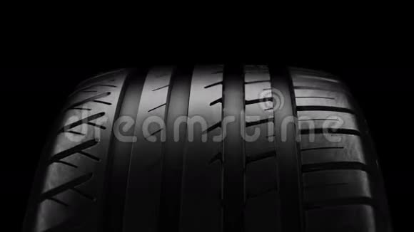 汽车轮胎夏季车轮旋转隔离黑色视频的预览图
