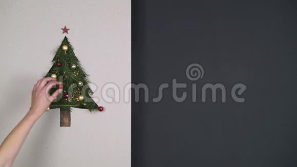 头顶上的人手在纸板上准备圣诞树松装饰闪烁的灯光文字或标志复制空间视频的预览图