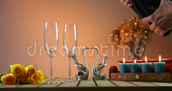 两杯香槟女人把香槟倒进杯子里浪漫的夜晚视频的预览图
