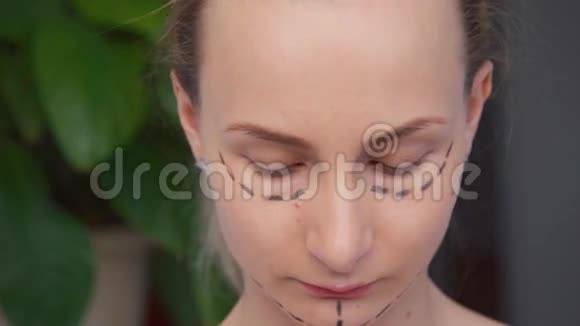 女性面部整形手术痕迹视频的预览图
