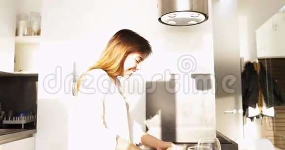 亚洲女人烹饪早餐厨房内部年轻快乐微笑女孩切割蔬菜晨曦视频的预览图
