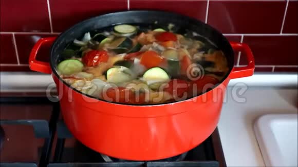 红锅煮菜汤视频的预览图