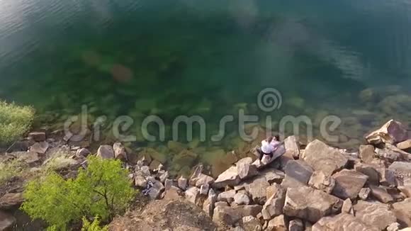 两对夫妇在湖和山丘上的航拍镜头视频的预览图