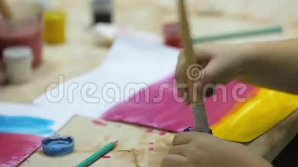 画画孩子的绘画特写视频的预览图