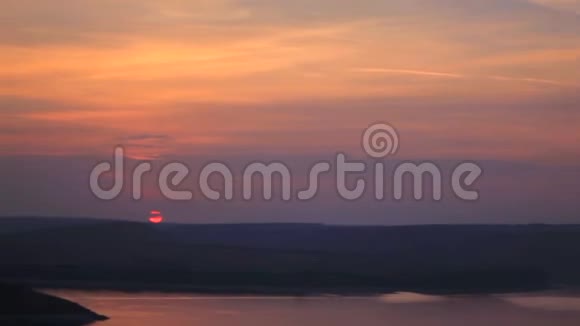 美丽的橙色日落过江视频的预览图