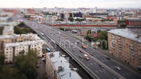 高架桥上高交通特写车辆运动模糊天路城市运动模糊鸟瞰图视频的预览图