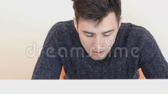 一个疲惫不堪衣冠不整的人正在电脑上工作视频的预览图