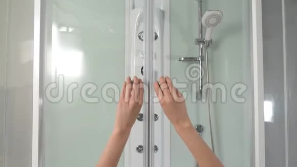 女性手打开淋浴房的滑动门洗澡间淋浴舱的滑动机构淋浴房摊位视频的预览图
