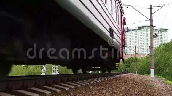 火车车轮在轨道上特写镜头视频的预览图
