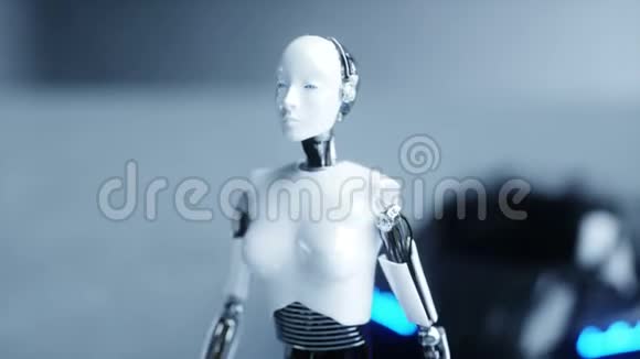 未来的仿人女机器人是步行到汽车真实的运动和反射未来的概念4K镜头视频的预览图