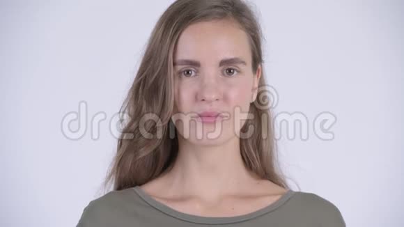 一张幸福的年轻美女的脸嘴唇上有手指视频的预览图