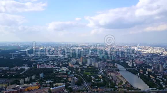 蓝天白云从高楼上看亚洲房地产和企业的商业概念视频的预览图