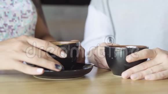 两个女朋友在咖啡馆喝咖啡女性说话和喝拿铁视频的预览图