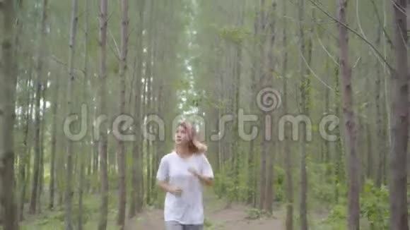 健康美丽年轻运动运动亚洲跑步者穿运动服装在森林小径上跑步和慢跑视频的预览图