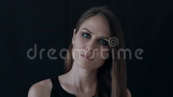 黑色背景上美丽女人的肖像视频的预览图