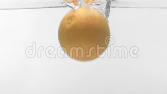 斯隆运动葡萄柚掉进水里视频的预览图