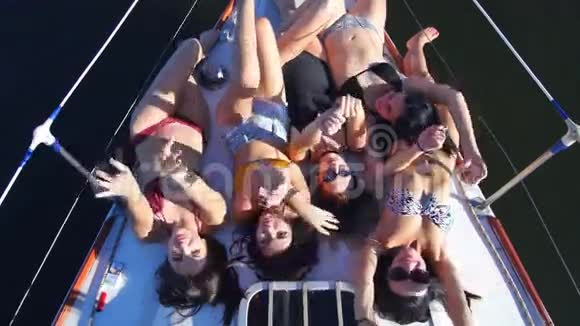 漂亮的女孩在游艇上晒日光浴派对和单身派对视频的预览图