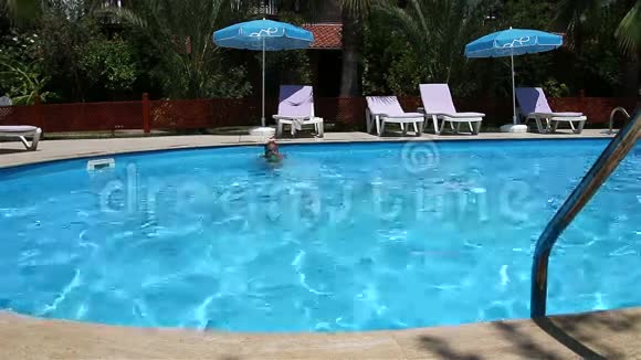 泳池里快乐的小女孩视频的预览图