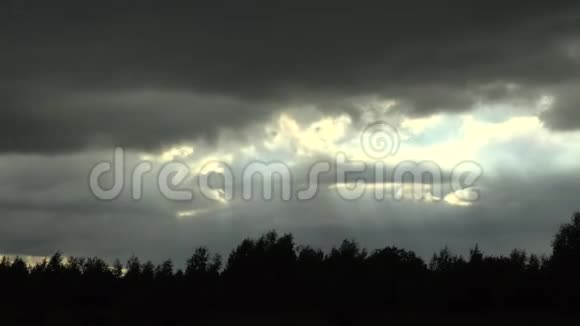 随着时间的推移云层从4K上空飘过视频的预览图