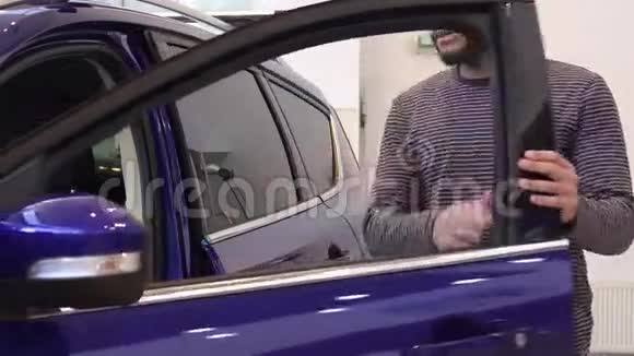 男人打开紫色交叉的门视频的预览图