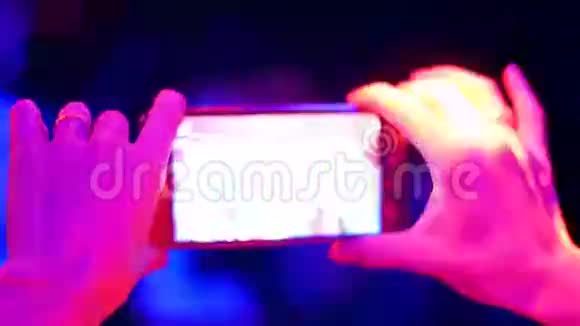 在一个派对上手机拍摄了一个美丽女孩的生日派对视频迪斯科视频的预览图