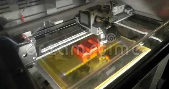 3D打印机制作字母E视频的预览图