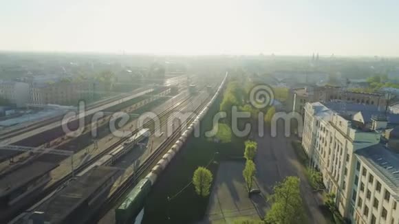 火车桥和铁路公路与火车在里加市慢动作无人机飞行近桥与汽车交通空中飞行视频的预览图