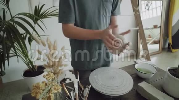 陶器艺术家用生粘土创作视频的预览图