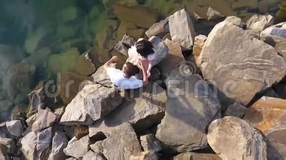 两对夫妇在湖和山丘上的航拍镜头视频的预览图