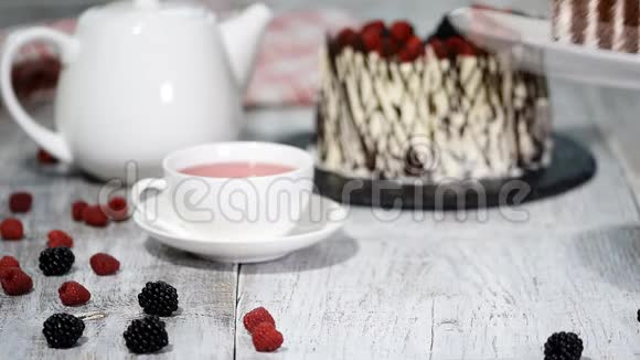 时髦的乡村垂直卷高蛋糕与巧克力香草奶油和浆果视频的预览图