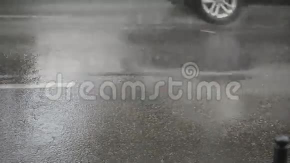 雨中汽车的运动视频的预览图