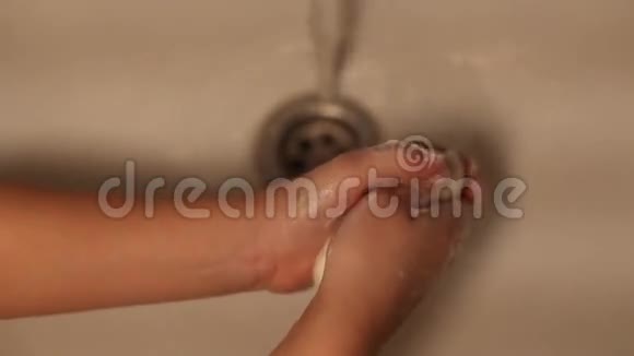 孩子用肥皂洗手视频的预览图
