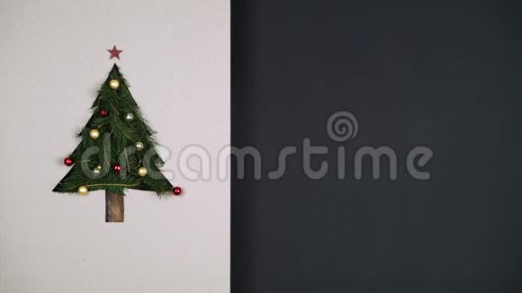 在纸板上用文字或标志复制空间准备天然圣诞树松木装饰视频的预览图