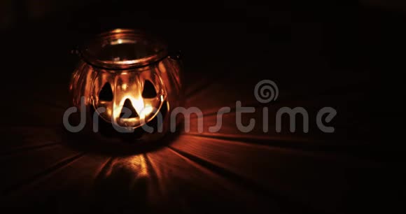 万圣节南瓜头杰克灯笼在黑色背景上燃烧蜡烛万圣节假期艺术设计视频的预览图