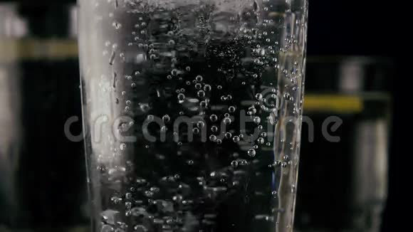 慢点杯子里的气泡和冰块视频的预览图